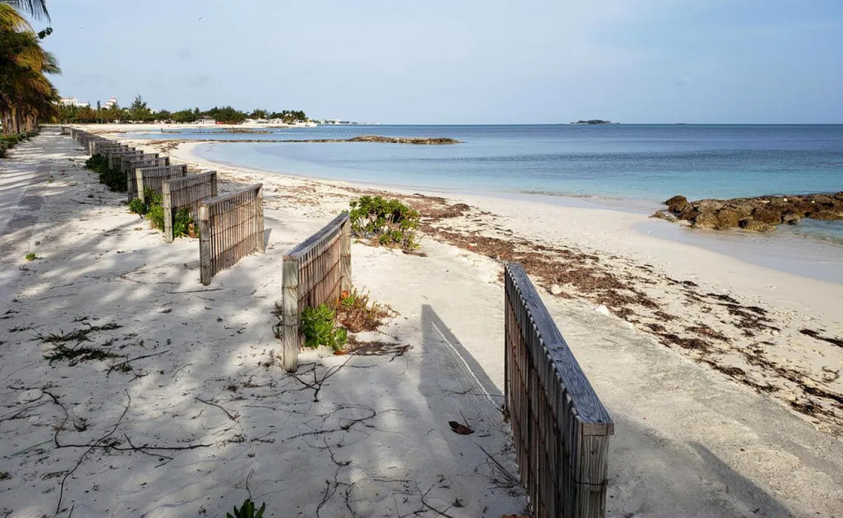 Jaws Beach Nassau Bahamas — playa local tranquila con agua clara